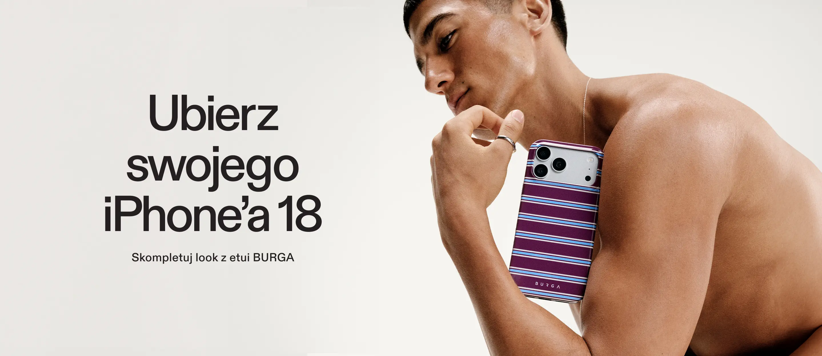 A man holding an iPhone in a purple and blue striped case, next to Polish text on a white background.