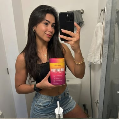 Mujer tomando selfie en el espejo con Alva Slim