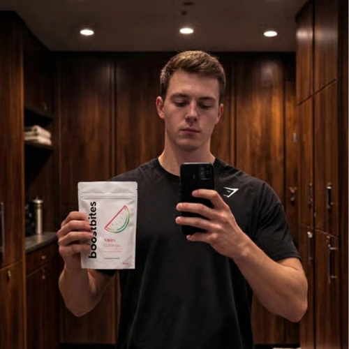 Kunde mit BoostBites Kreatin Gummies im Fitnessstudio – Spiegel-Selfie