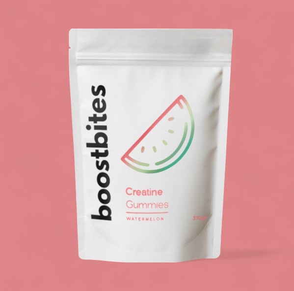 Weißer Beutel mit der Aufschrift "boostbites Creatine Gummies Watermelon" und einer Abbildung einer Wassermelonenscheibe.