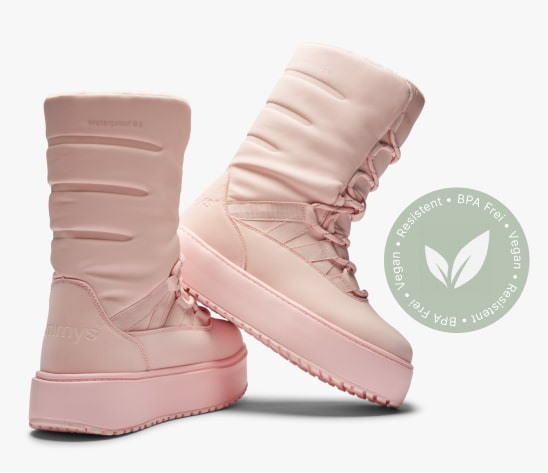 Roze laarzen met veters en een rond BPA-vrij veganistisch label.