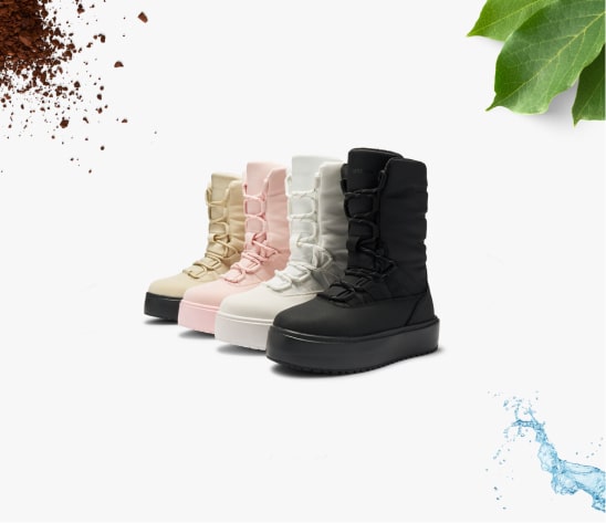 Vier paar laarzen in beige, roze, wit en zwart op een witte achtergrond met afbeeldingen van bladeren en water.