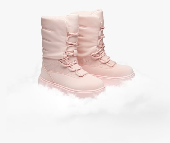 Paar roze winterlaarzen op een wolkachtige achtergrond.