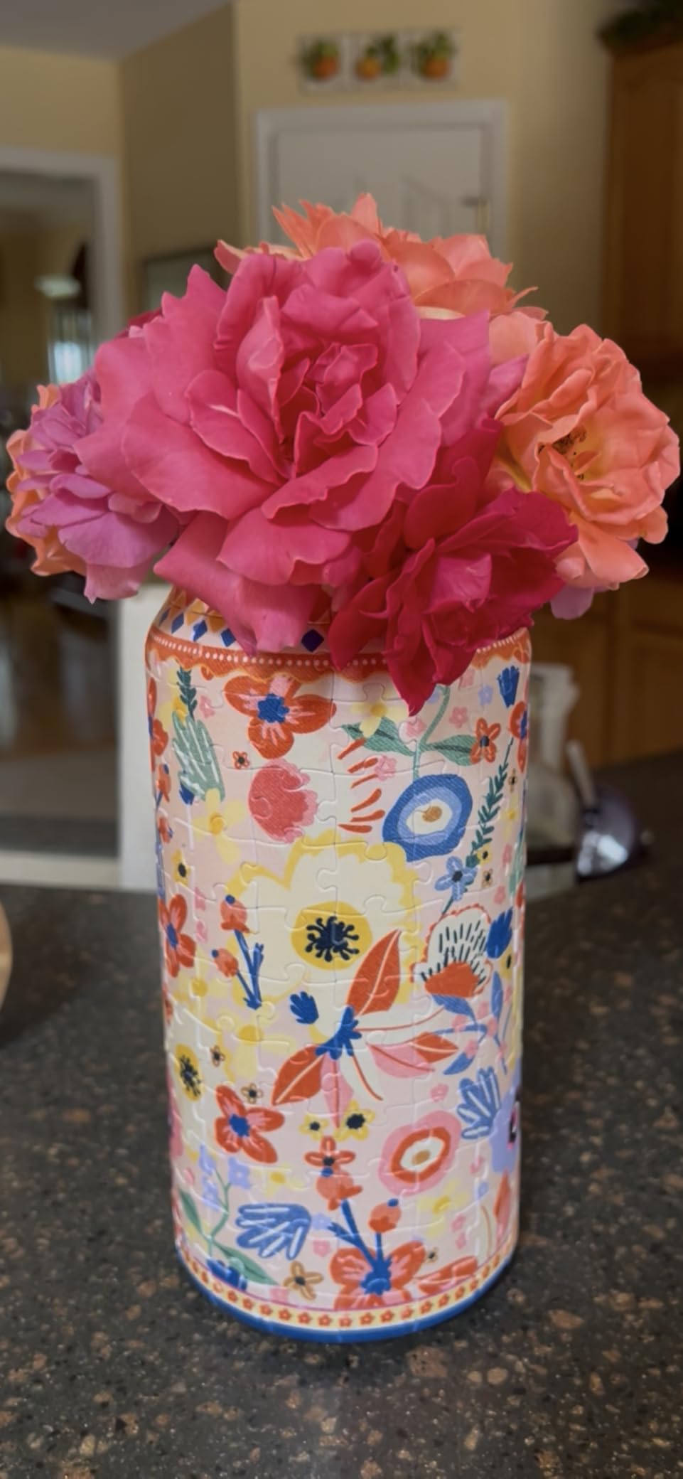 PieceRelax floral puzzle vase filled with pink roses and fresh flowers