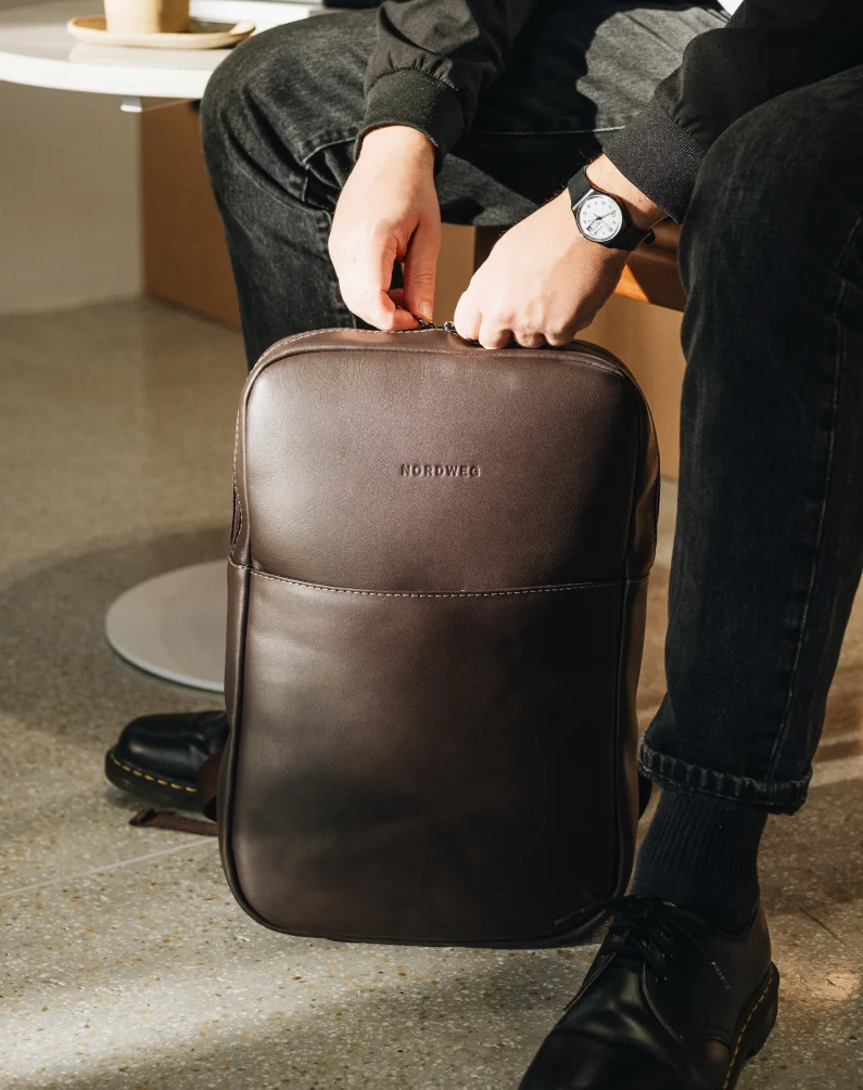 Mochila de couro Slim Workplace NW108 Nordweg em uso diário, com abertura superior e design premium para trabalho