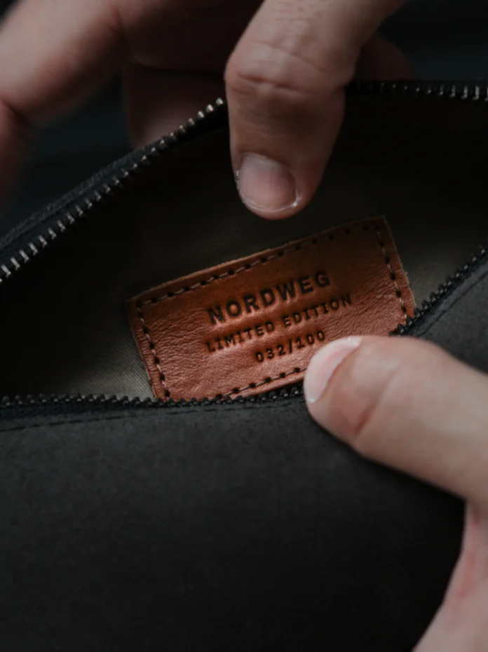 Etiqueta de couro gravada com NORDWEG LIMITED EDITION 032/100 no interior da Sling Bag Pulse Limited Edition Nordweg