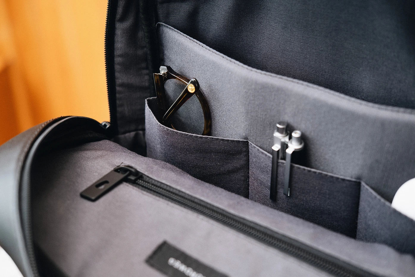 Mochila de couro Slim Workplace NW108 Nordweg com bolsos organizadores internos para óculos, canetas e itens essenciais