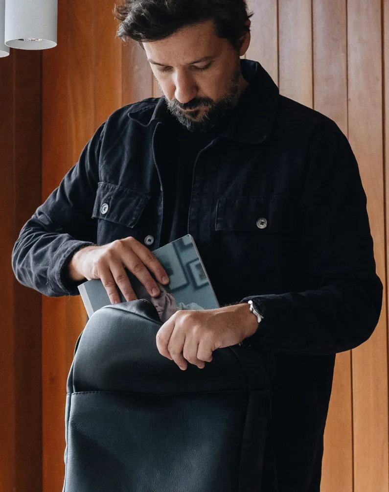 Mochila de couro Slim Workplace NW108 Nordweg com abertura superior e compartimento para notebook em uso diário