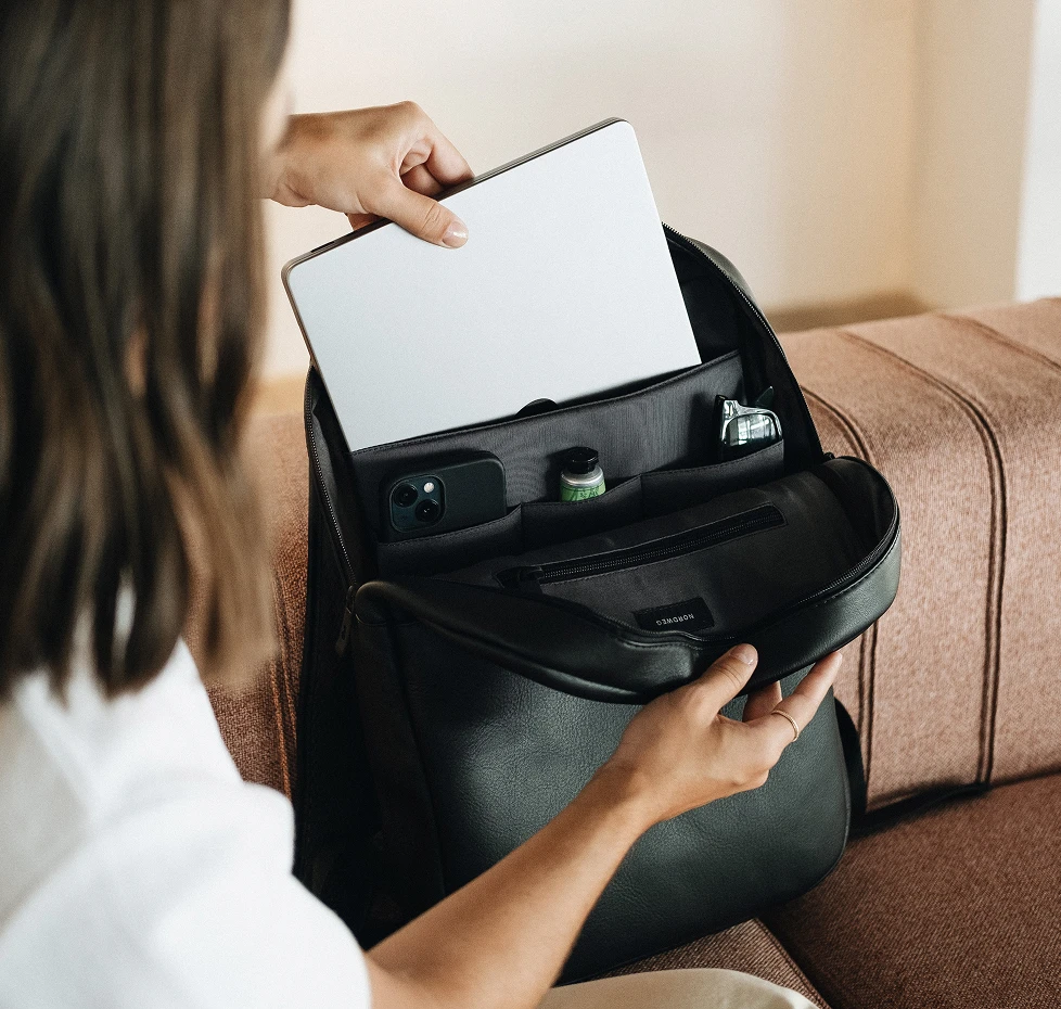 Mochila de couro Slim Workplace NW108 Nordweg com compartimento para notebook e organização interna para trabalho