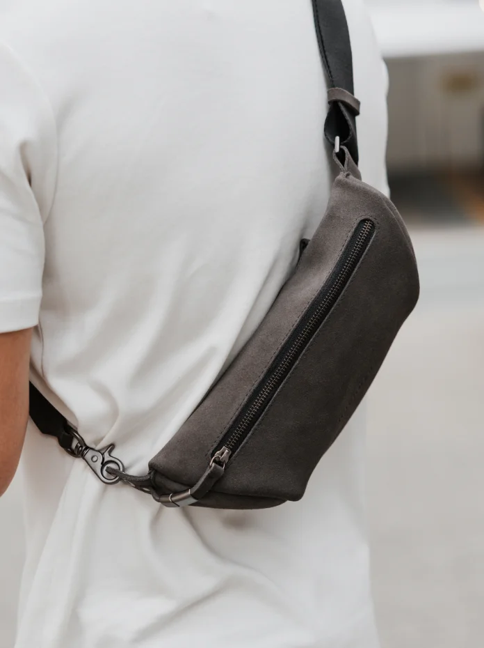 Sling Bag Pulse Limited Edition Nordweg na cor Dark Steel usada sobre camiseta branca, com zíper frontal em destaque