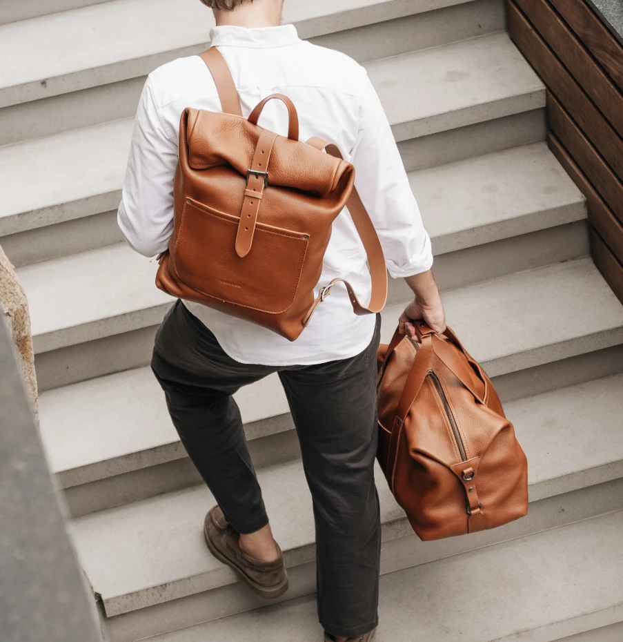 Mochila de couro Slim Workplace NW108 Nordweg em uso no dia a dia, ideal para trabalho remoto e rotina profissional