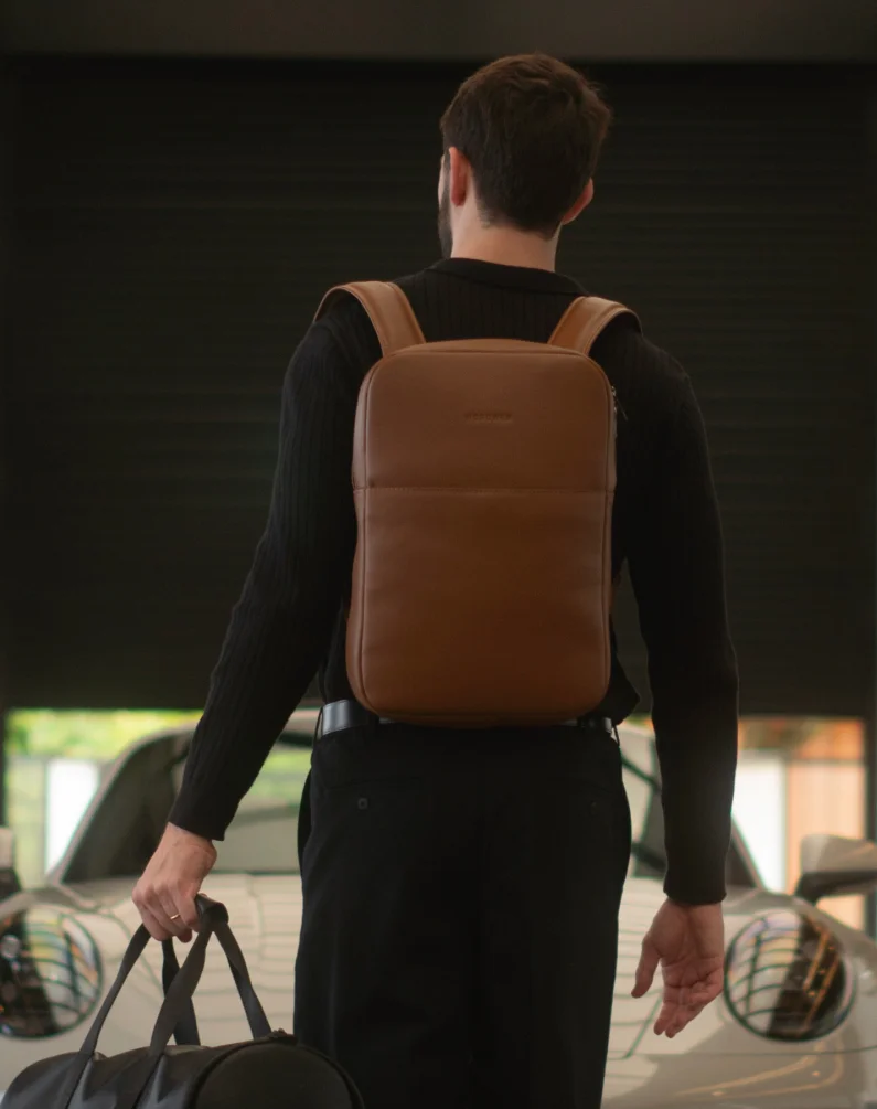Mochila de couro Slim Workplace NW108 Nordweg marrom em uso durante viagem, ideal para trabalho e deslocamentos