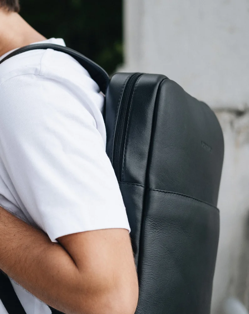Mochila de couro Slim Workplace NW108 Nordweg preta em detalhe, acabamento minimalista e perfil slim