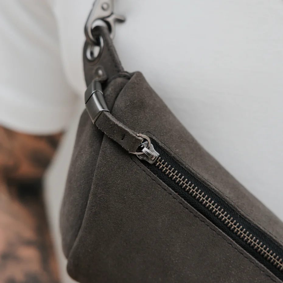 Detalhe do zíper e do mosquetão da Sling Bag Pulse Limited Edition Nordweg em couro camurça na cor Dark Steel