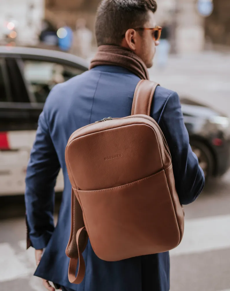 Mochila de couro Slim Workplace NW108 Nordweg marrom em ambiente urbano, ideal para trabalho, viagens e compromissos