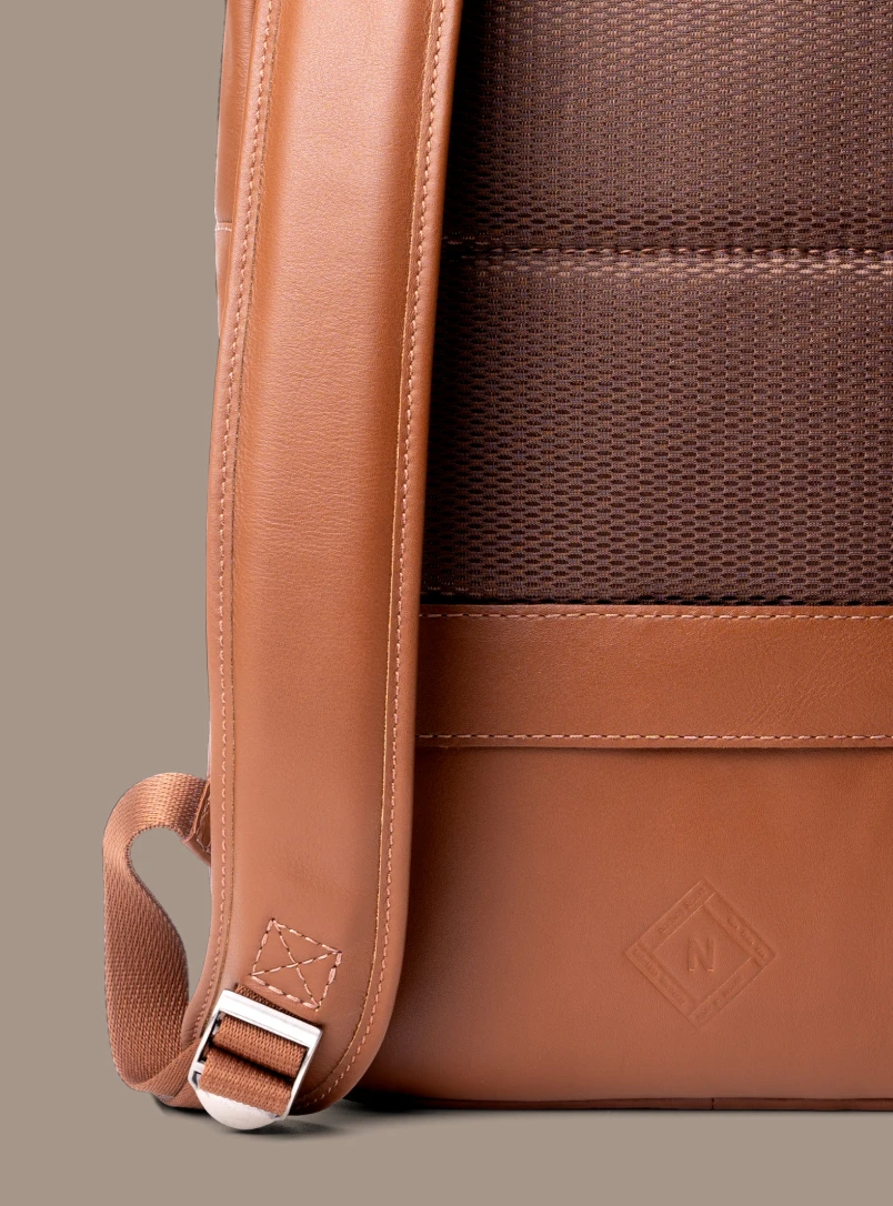Mochila de couro Slim Workplace NW108 Nordweg com alças acolchoadas ajustáveis e design ergonômico para uso diário