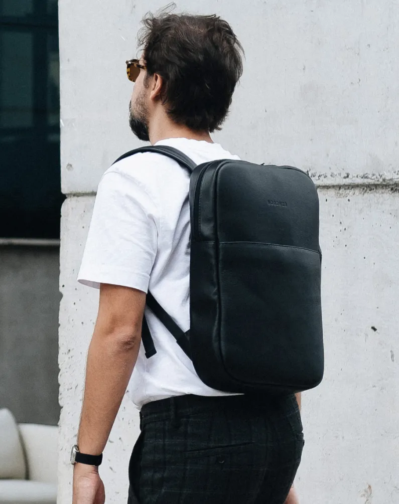 Mochila de couro Slim Workplace NW108 Nordweg preta em uso urbano, design minimalista para trabalho e rotina profissional