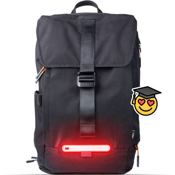 Schwarzer Rucksack mit rotem LED-Licht und einem lächelnden Emoji mit Schulabschlussmütze.