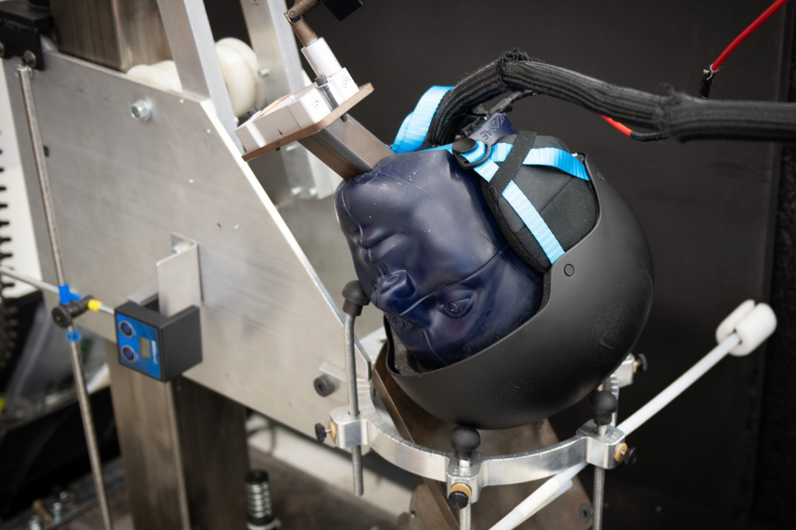 Simulación de choque con casco