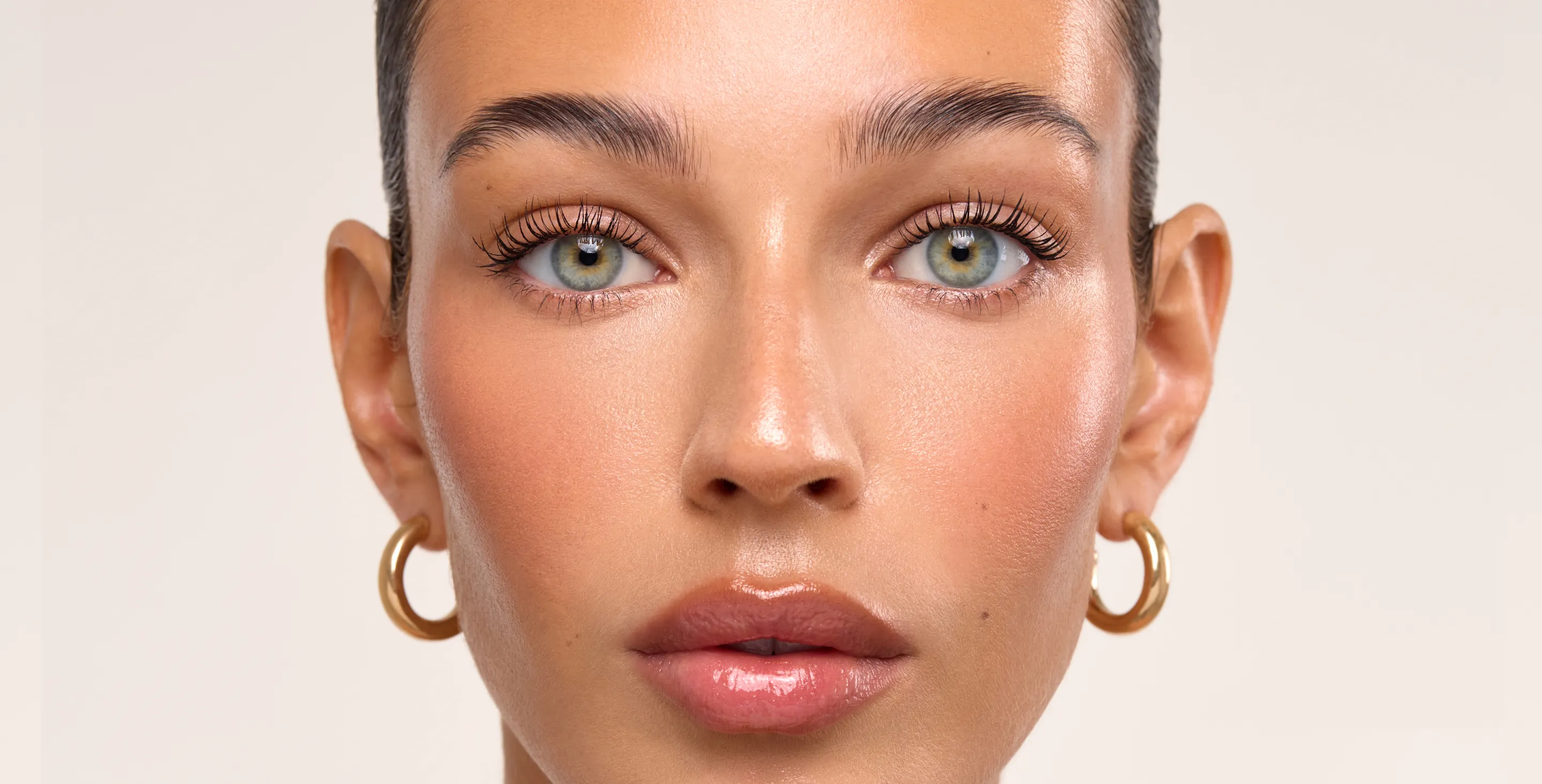 NEW XL Lash Illusion Volumising Tubing Mascara after model