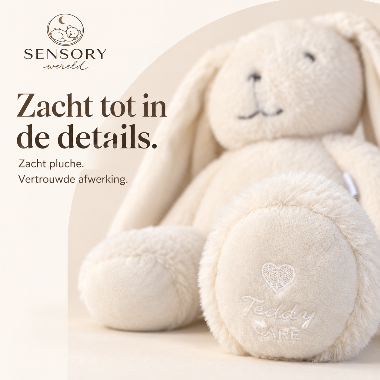 Detail van de lichte poot met witte hart- en Teddy CARE-borduring.