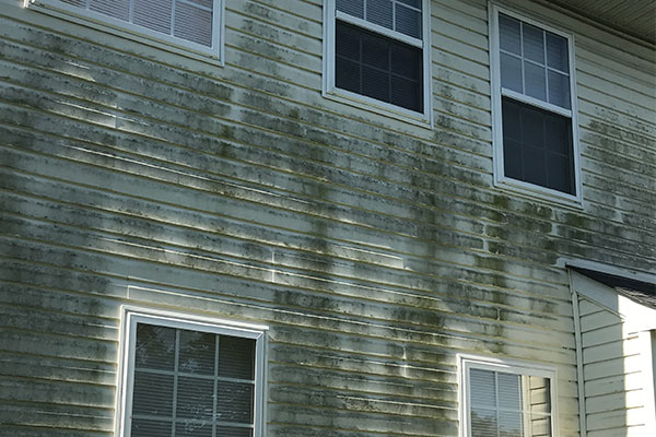 Low-pressure house washing in Marietta GA – restore curb appeal with vinyl and brick siding cleaning by licensed and insured professionals