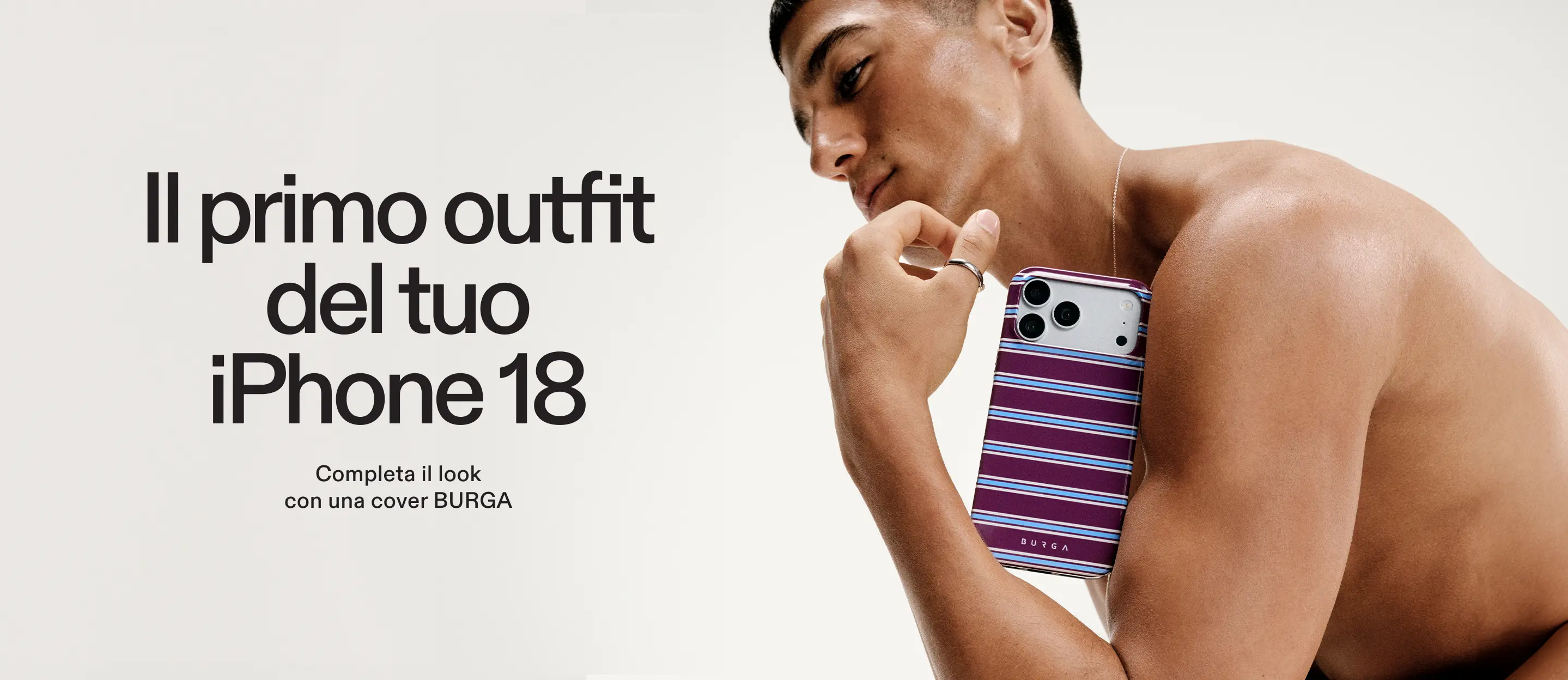 A shirtless man holds an iPhone in a purple and blue striped case, with Italian text on the left.
