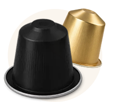 Eine schwarze Kaffeekapsel und eine goldene Kaffeekapsel auf einem runden Hintergrund.