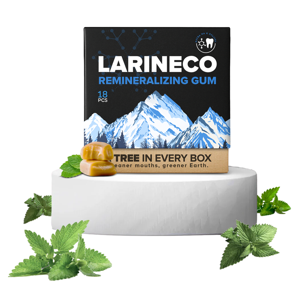 Larineco gum box with mountains, surrounded by leaves and caramel pieces.