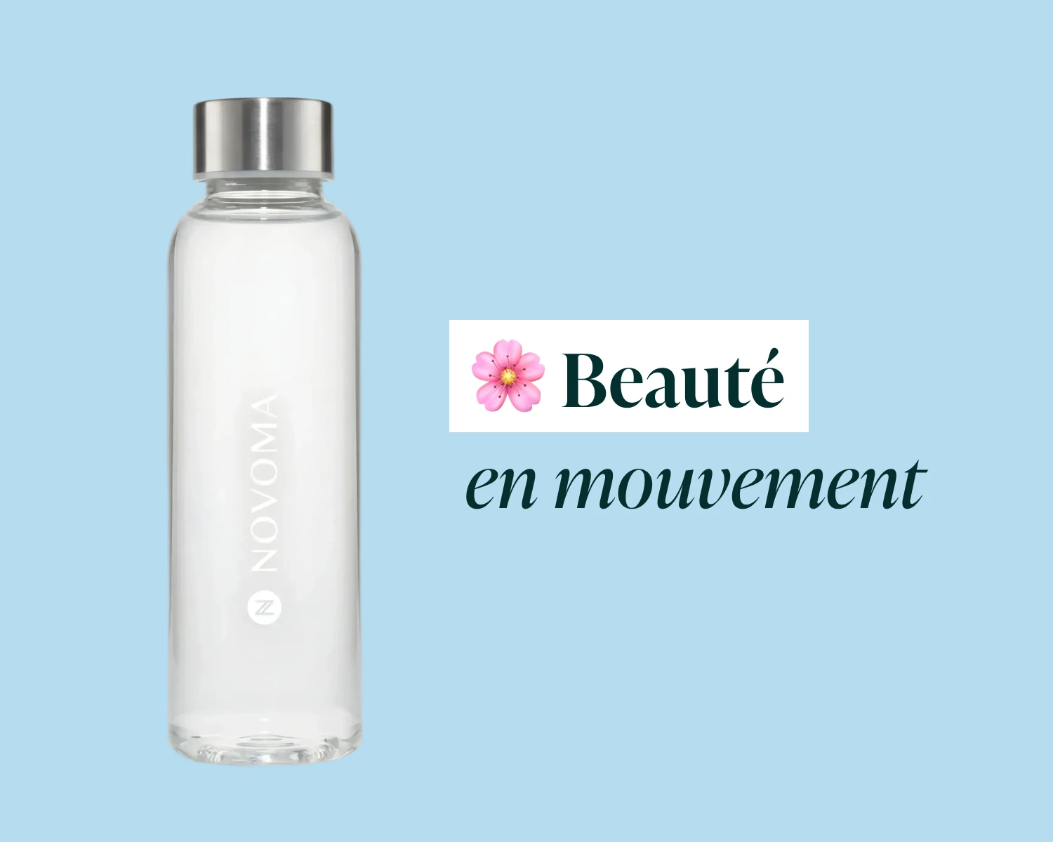 A clear glass water bottle with a silver cap next to the text 'Beauté en mouvement' on a blue background.