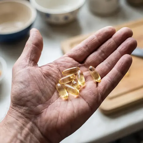Pale yellow garlic oil softgels