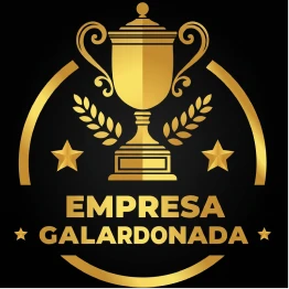 A gold award seal with a trophy, stars, and the text 'Empresa Galardonada' on a black background.