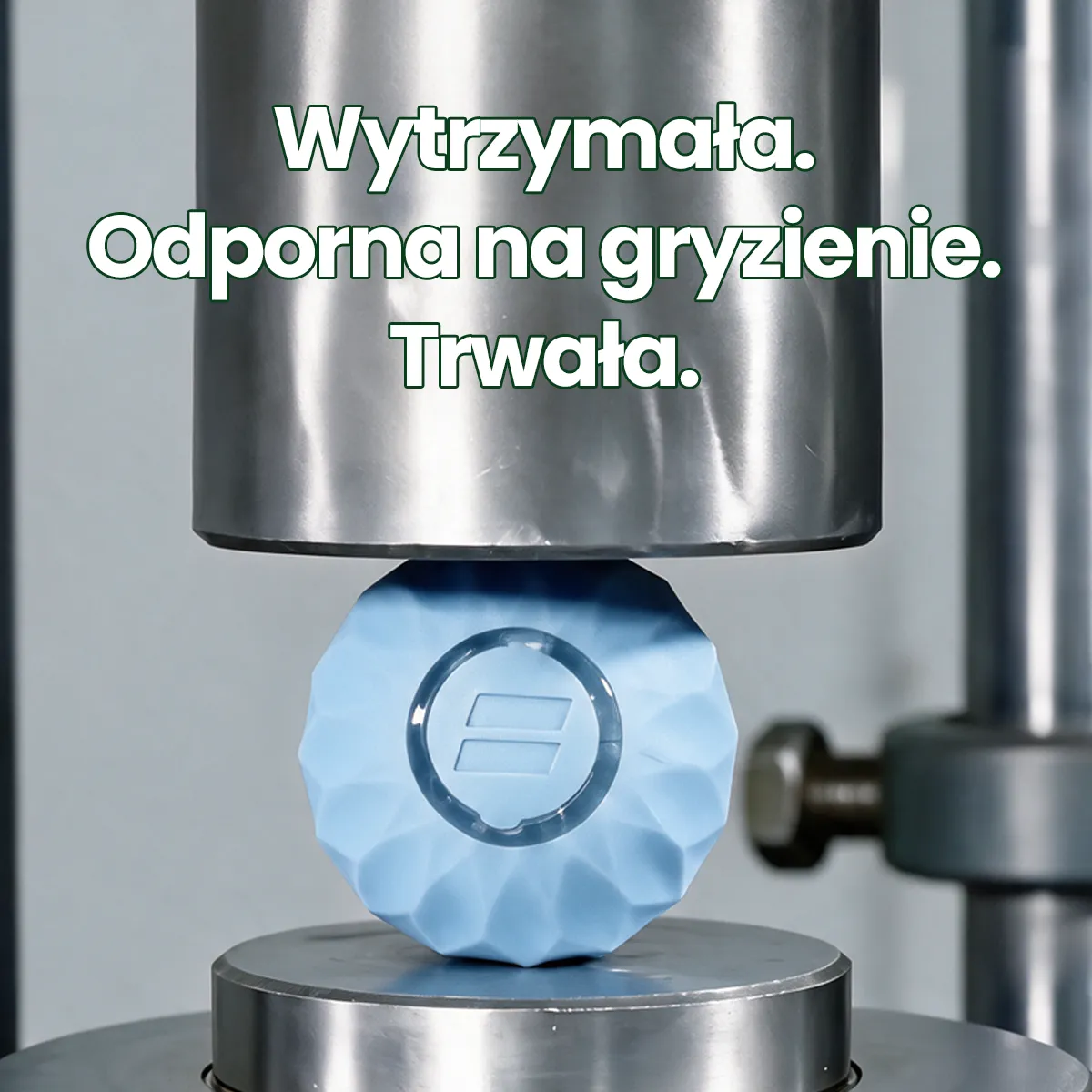 A blue, faceted object is being compressed in an industrial machine, with Polish text overlaid.