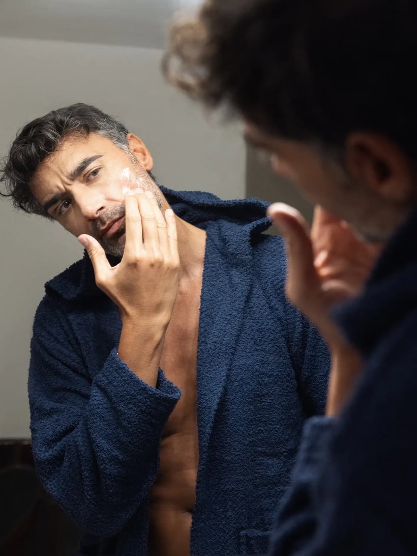 Persona aplicándose crema facial Orelvie