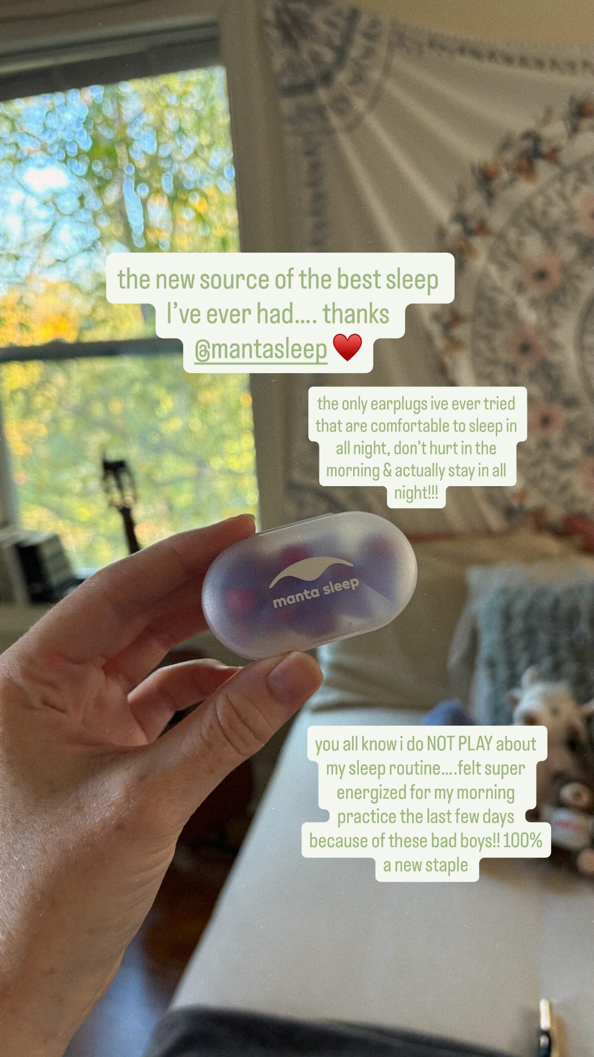 Person holding a case labeled 'manta sleep' in a room with text overlay.