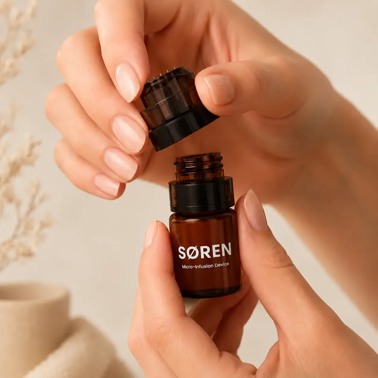 Hands attaching the applicator head to the SØREN micro-infusion device.