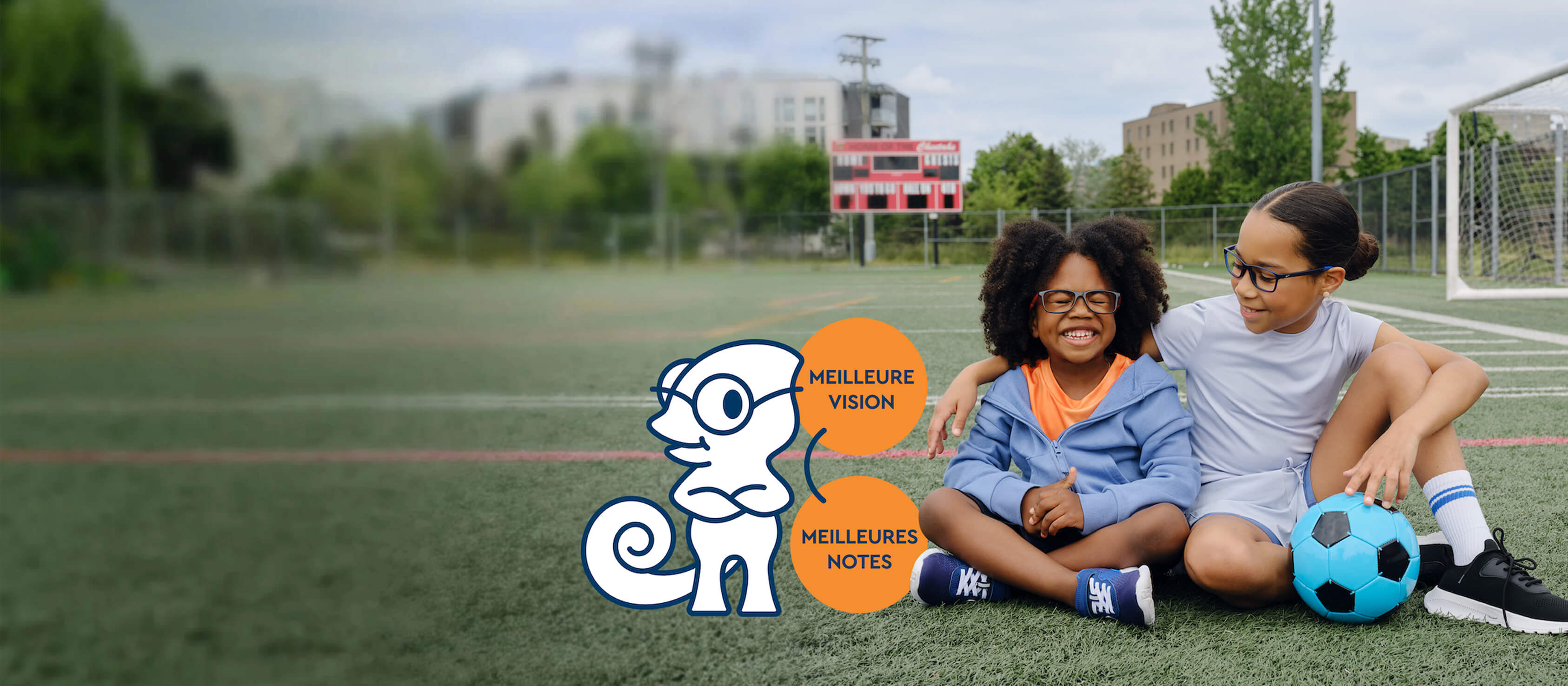 Deux enfants avec des lunettes sur un terrain de soccer, l’un tenant un ballon, à côté d’un personnage illustré.