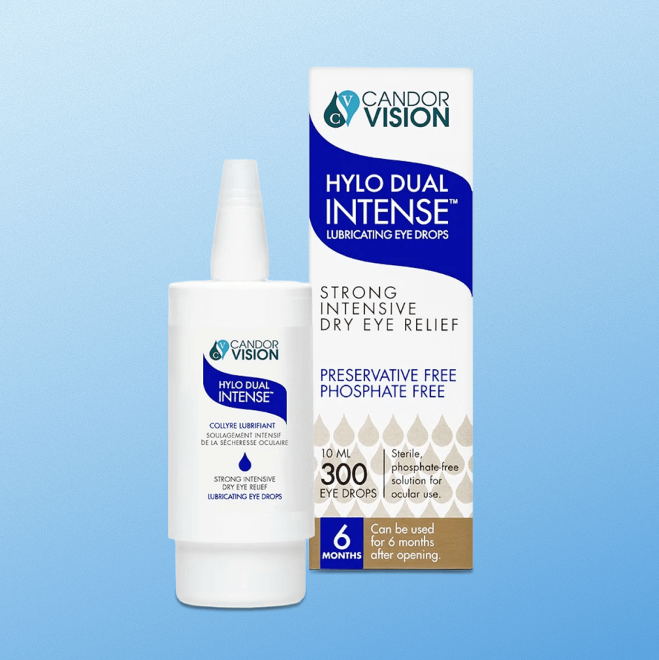 Une bouteille et une boîte de gouttes ophtalmiques lubrifiantes Hylo Dual Intense de Candor Vision sur un fond bleu pâle.