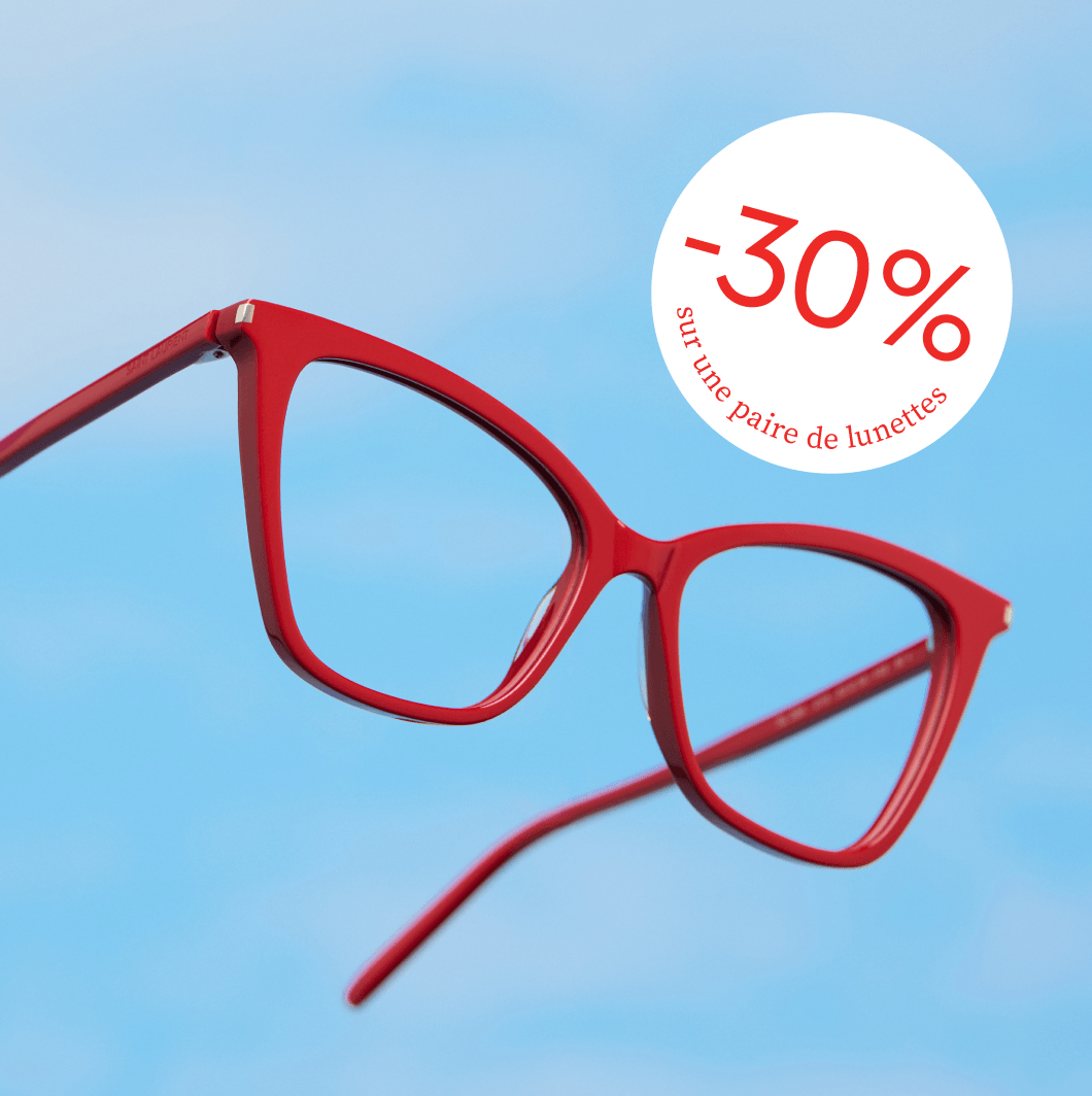 Une paire de lunettes rouges flottant sur un fond de ciel bleu avec une offre de rabais de 30 %.