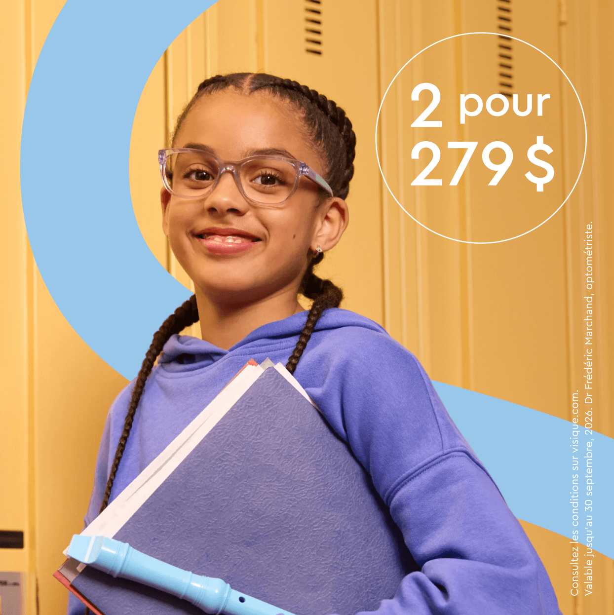 Une jeune fille souriante portant des lunettes et des tresses tient des livres et une flûte devant des casiers d'école.