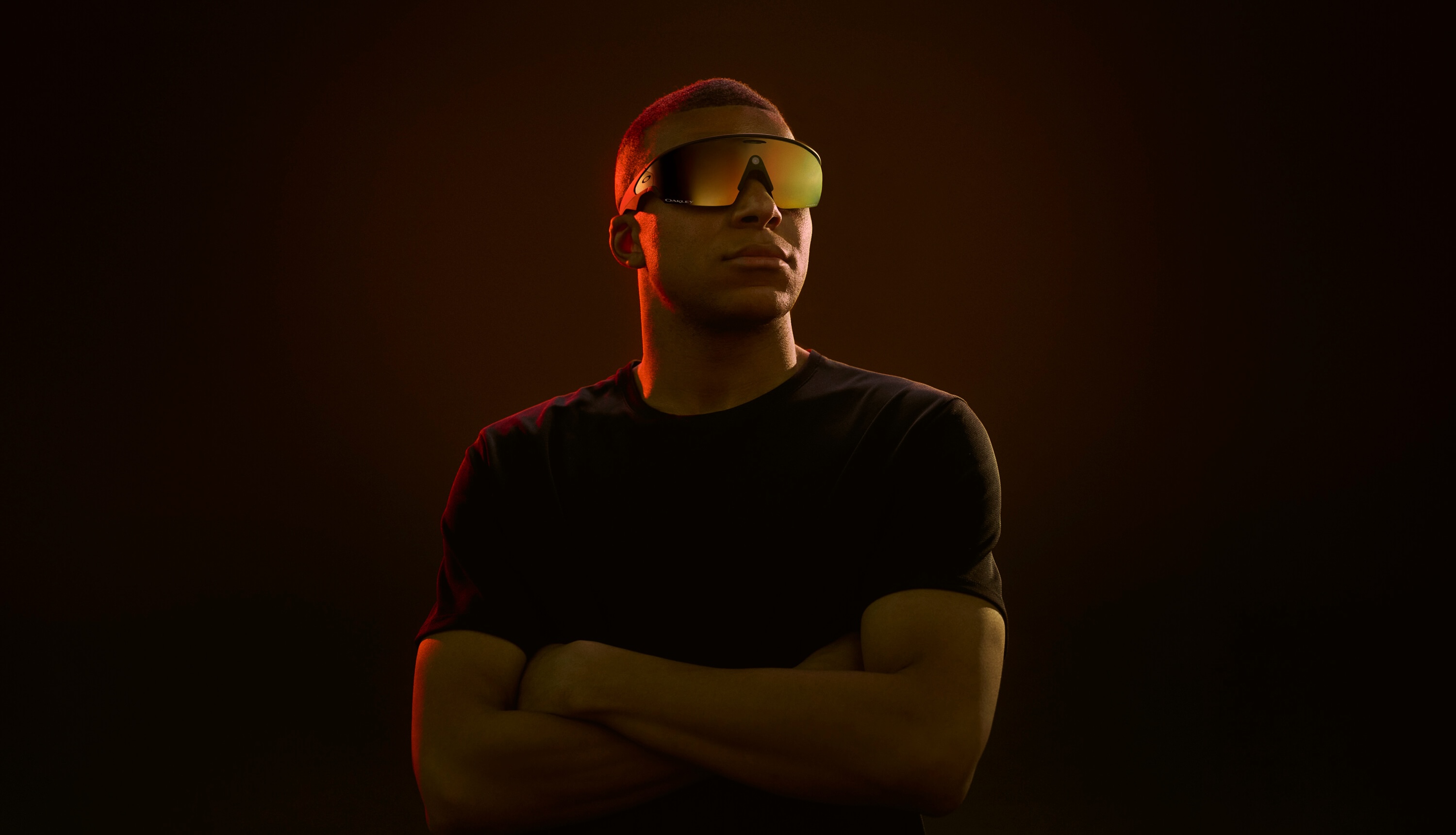 Homme portant des lunettes intelligentes Oakley Meta