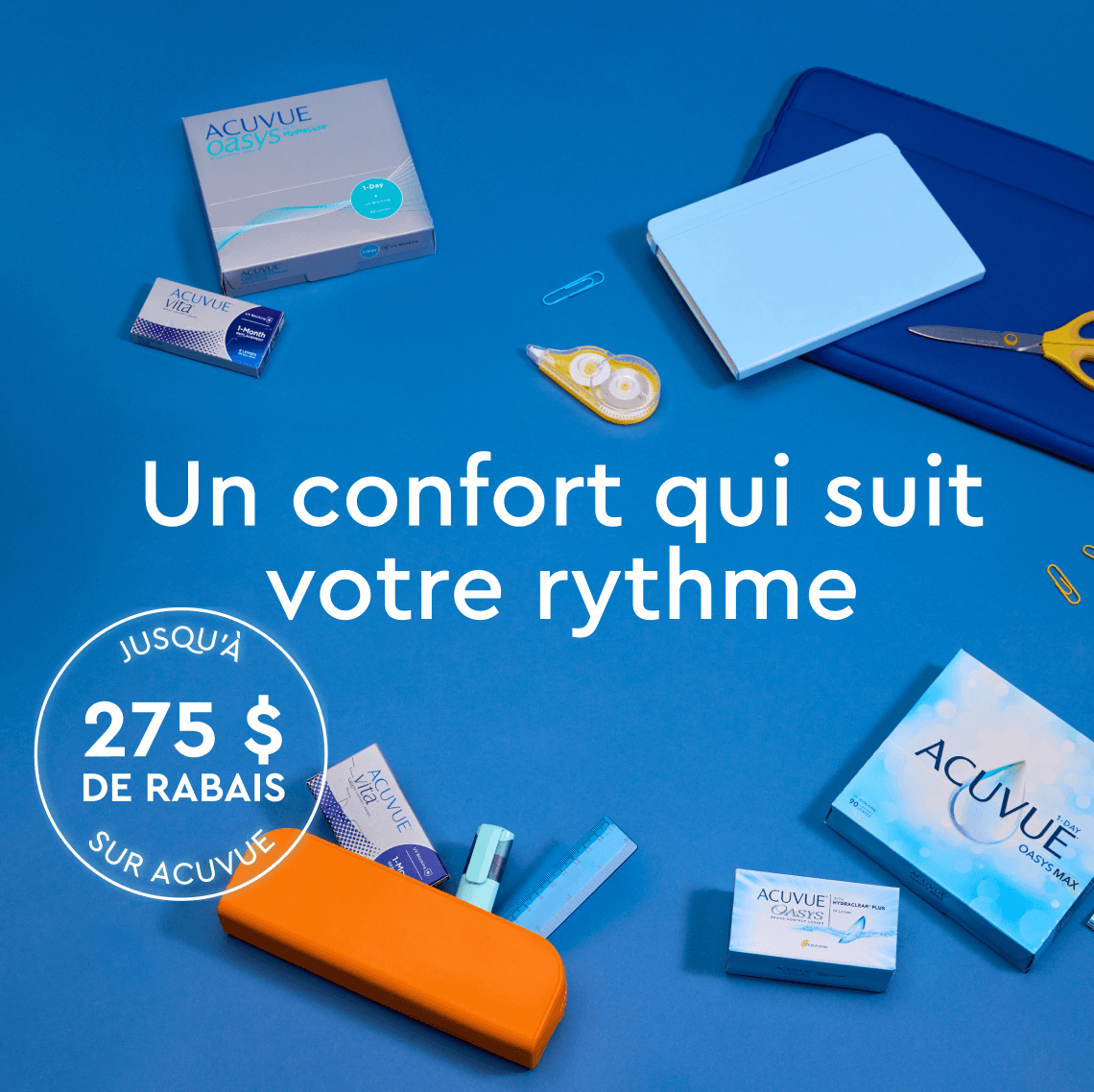 Vue de dessus de boîtes de verres de contact Acuvue et de fournitures de bureau sur une surface bleue avec du texte en français.