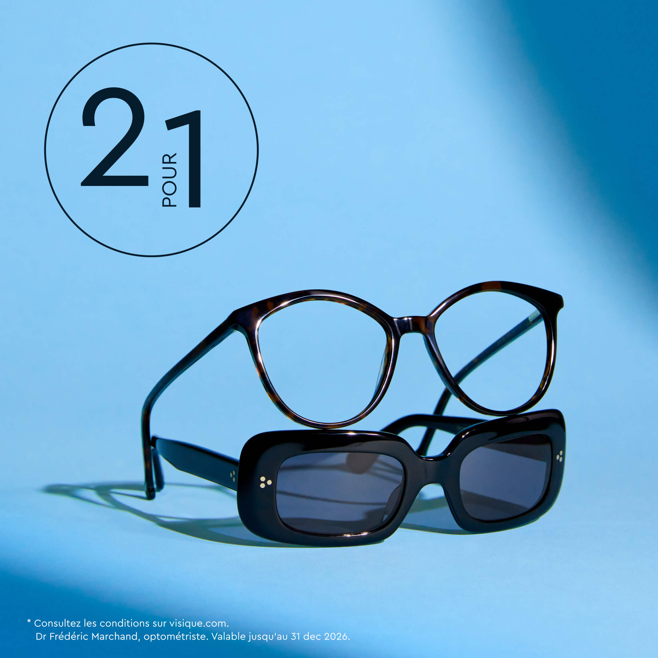 Deux paires de lunettes, une paire de lunettes de vue et une paire de lunettes de soleil, sur un fond bleu avec un visuel « 2 pour 1 ».