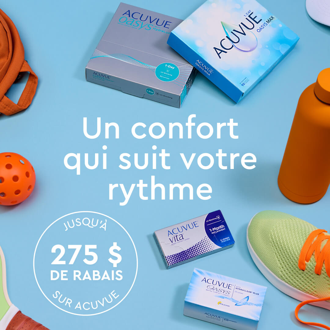 Des boîtes de verres de contact Acuvue disposées avec des articles de sport comme une chaussure de sport, une bouteille d’eau et un sac à dos.
