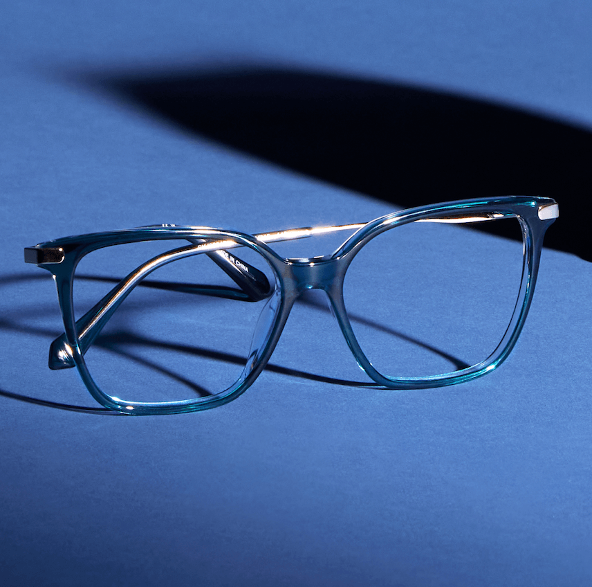 Lunettes sur fond bleu