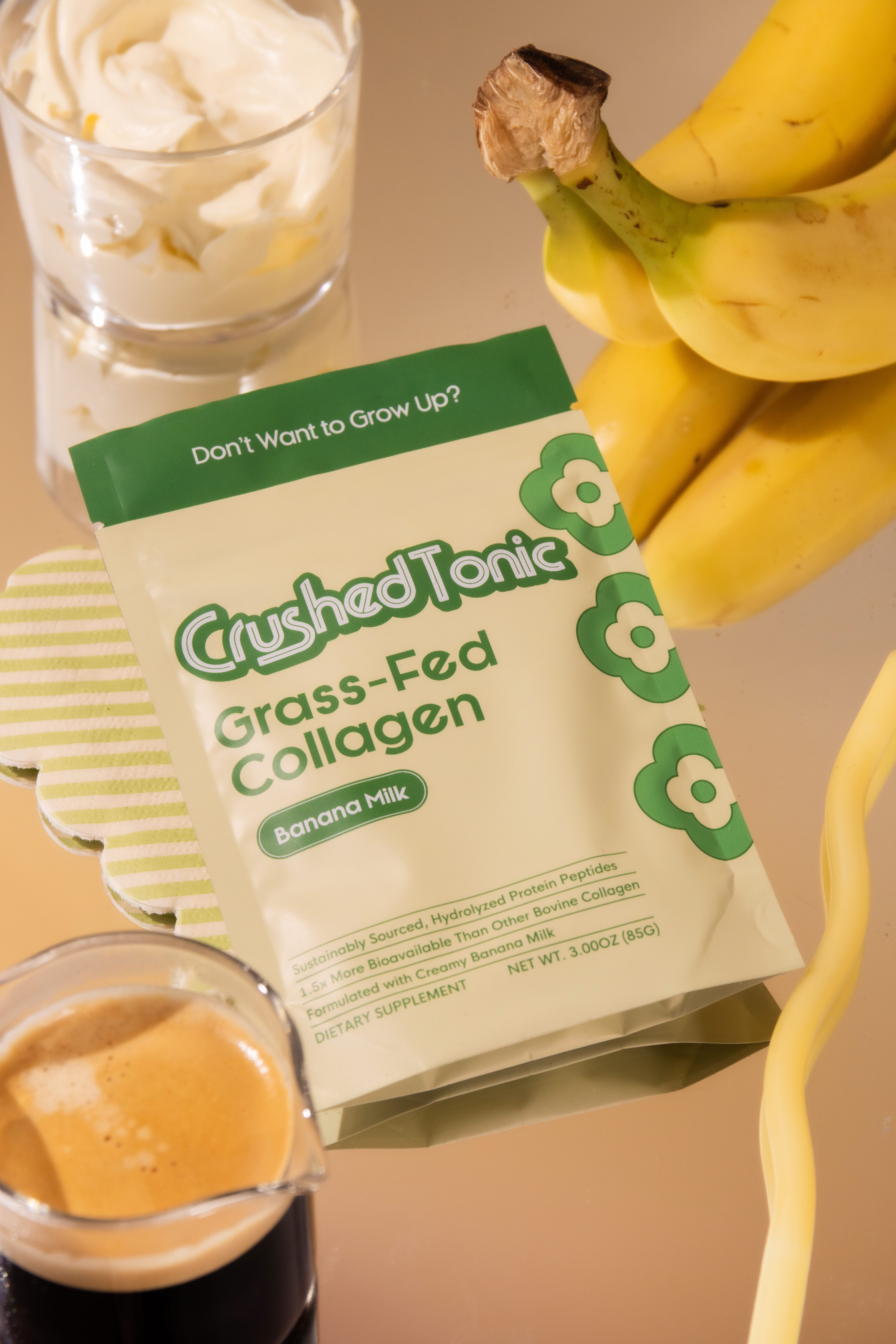 Pack of Crushed Tonic Grass-Fed Collagen with bananas and a beverage.