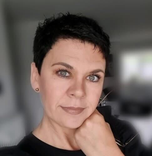 Bild einer Frau mit ganz kurzen Haaren, damit man ihre Locken nicht sieht