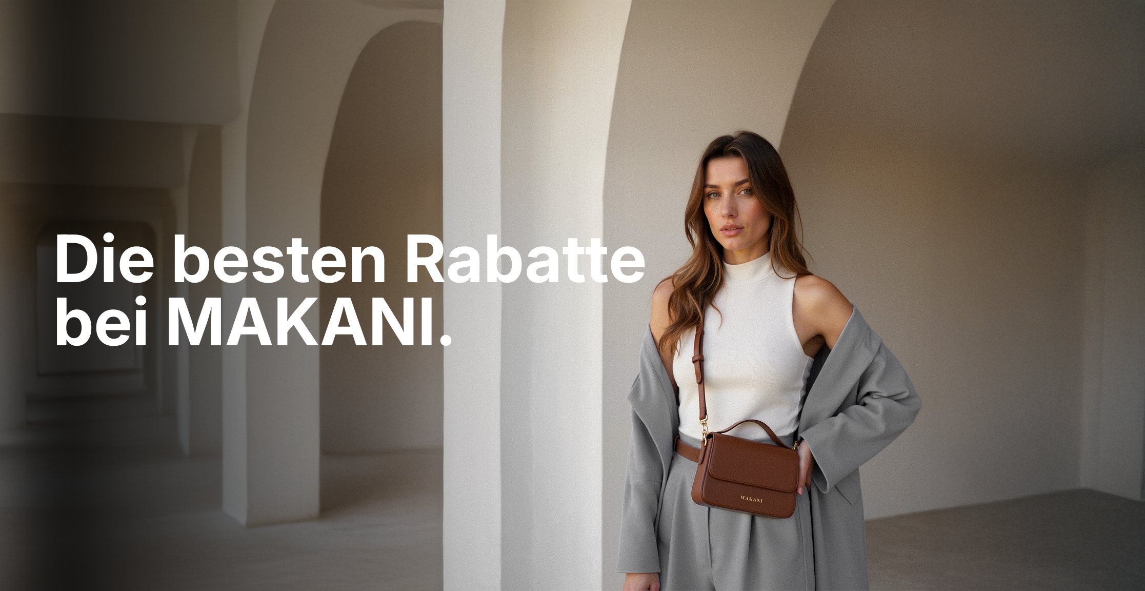 Person standing with a brown handbag, text reads 'Die besten Rabatte bei MAKANI.'