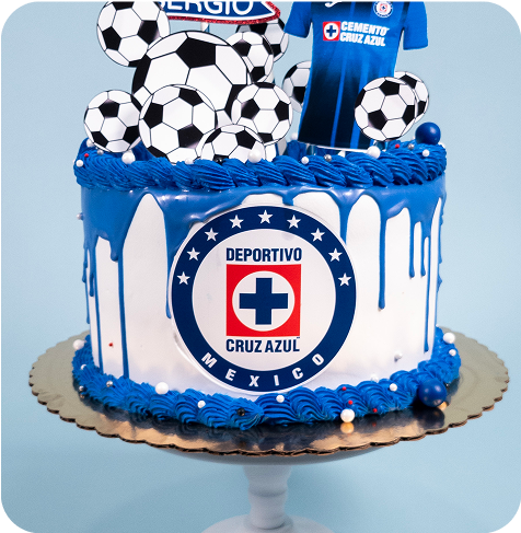 Blue and white cake with soccer balls and Deportivo Cruz Azul logo.