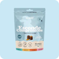 A light blue pouch of Buddy brand dog treats, labeled 'Esconde Comprimidos', on a light blue background.